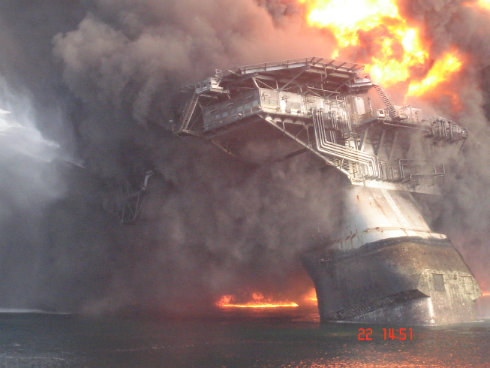 Deepwater Horizon Buring and Going down