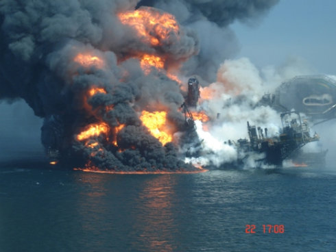 Deepwater Horizon Buring and Going down 