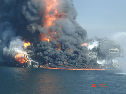 Deepwater Horizon Buring and Going down 