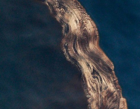 PollDam Oil spill and water4