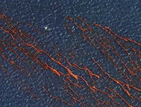 PollDam Oil spill and water2